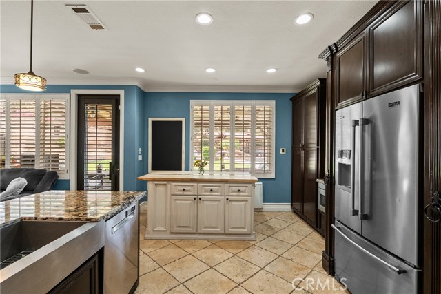 30463 Vineyard Lane, Castaic CA: https://media.crmls.org/medias/b9e8fef6-d36f-453b-8ac4-32b81783d3ad.jpg