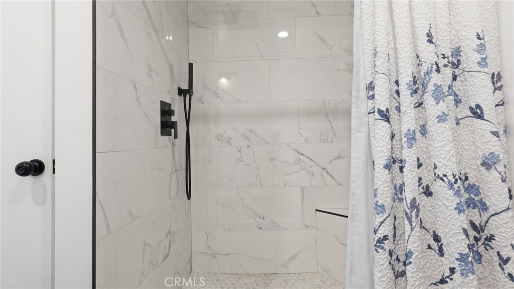 https://media.crmls.org/medias/b9e99ee9-6efc-4f06-b6f8-8046dfcece77.jpg?preset=X-Large