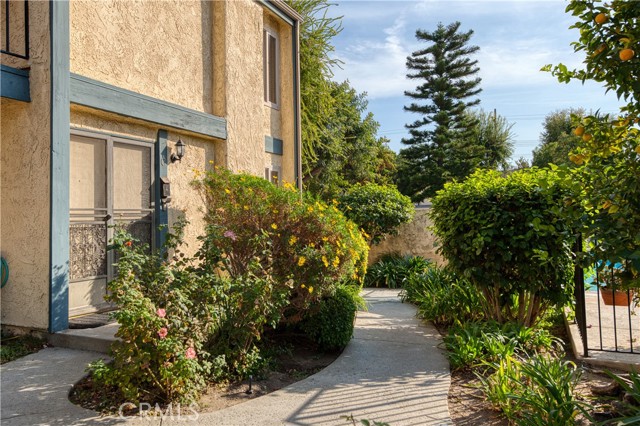 Detail Gallery Image 1 of 26 For 16739 Vanowen St #C,  Van Nuys,  CA 91406 - 2 Beds | 2 Baths