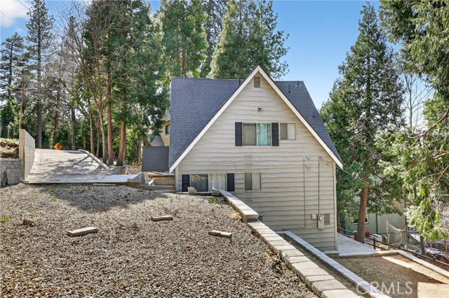 Detail Gallery Image 5 of 40 For 104 Highway 173, Lake Arrowhead,  CA 92352 - 3 Beds | 3 Baths