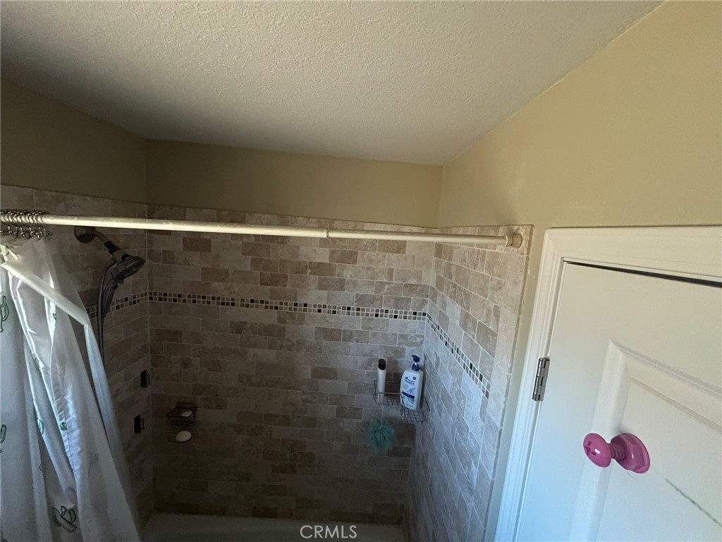 https://media.crmls.org/medias/b9eb7c1e-aece-4763-8a5c-7103d8d1b509.jpg?preset=X-Large