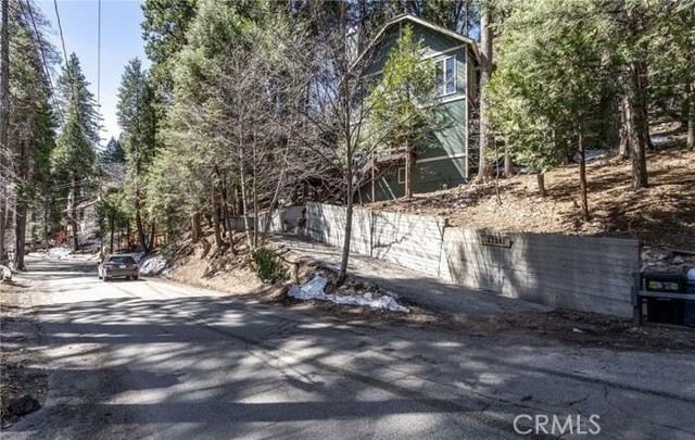 Detail Gallery Image 2 of 12 For 27981 Rainbow Dr, Lake Arrowhead,  CA 92352 - 3 Beds | 1/1 Baths