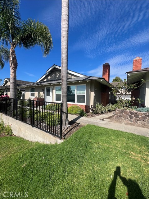 Detail Gallery Image 2 of 9 For 16912 Canyon, Huntington Beach,  CA 92649 - 2 Beds | 2 Baths