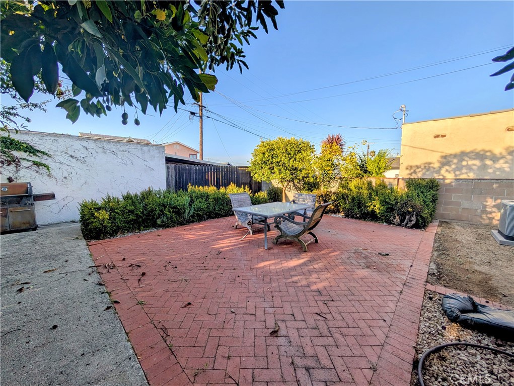 https://media.crmls.org/medias/b9edc4d0-ae4c-4429-aa63-f30efafc623b.jpg?preset=X-Large