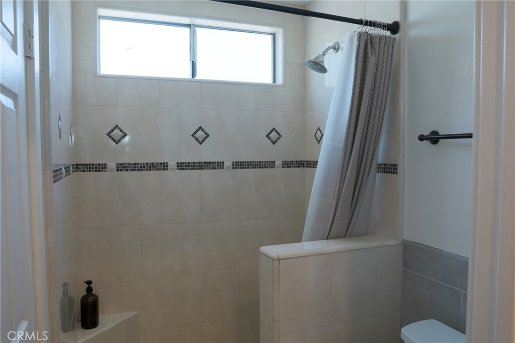 https://media.crmls.org/medias/b9eebd0e-b0df-47c5-9bed-ec6fdace3764.jpg?preset=X-Large