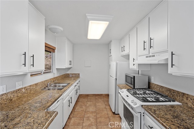 Detail Gallery Image 5 of 9 For 315 Canyon Crest, Lake Arrowhead,  CA 92352 - 3 Beds | 2 Baths