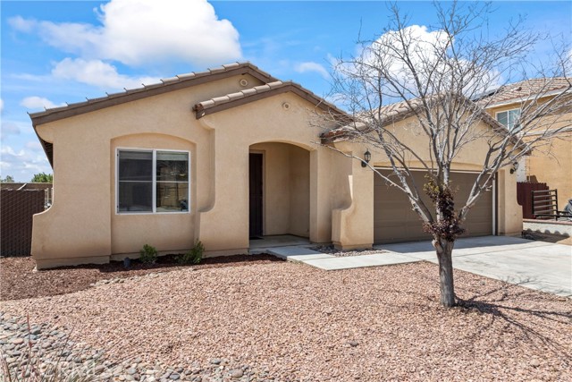 13275 Lone Pine Court, Hesperia CA: https://media.crmls.org/medias/b9f2e3e4-d5ec-4ebd-b4a6-1445fabab876.jpg