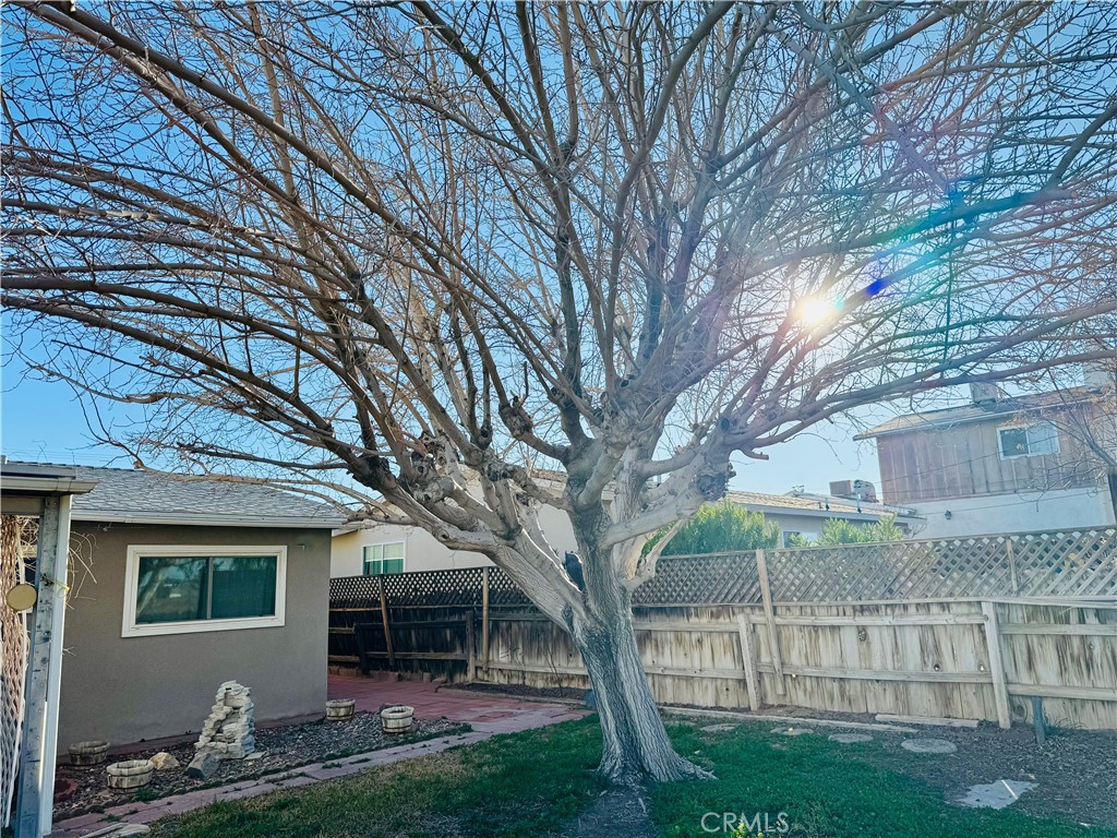 https://media.crmls.org/medias/b9f32e12-8625-4ec7-8b0d-f40d9b81f548.jpg?preset=X-Large