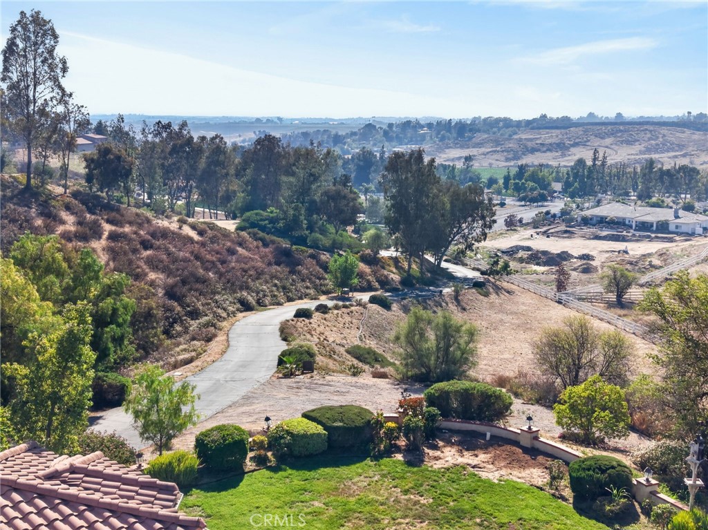 https://media.crmls.org/medias/b9f38d74-4ffc-45b0-8cbc-45c9e83af5bd.jpg?preset=X-Large
