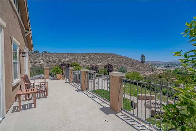 22348 Driftwood Court, Saugus CA: https://media.crmls.org/medias/b9f3e55d-b31a-45fe-8835-0d76d637bd95.jpg