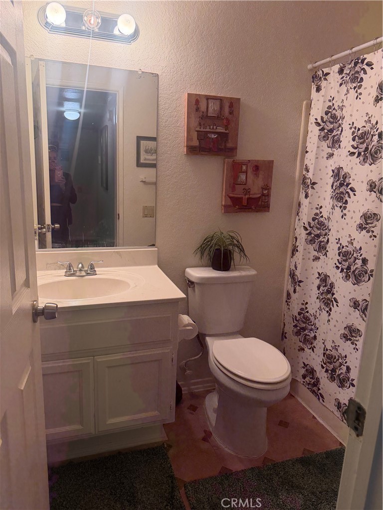 https://media.crmls.org/medias/b9f517c3-4b96-4008-8489-b9668798b43b.jpg?preset=X-Large