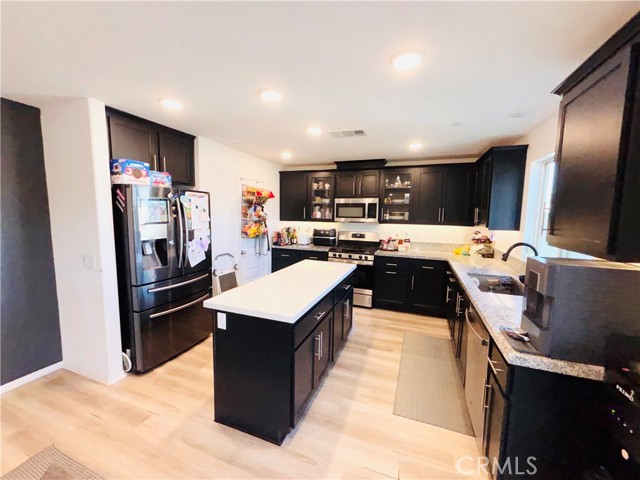 Detail Gallery Image 10 of 66 For 32770 Shorecrest, Lake Elsinore,  CA 92530 - 4 Beds | 3 Baths