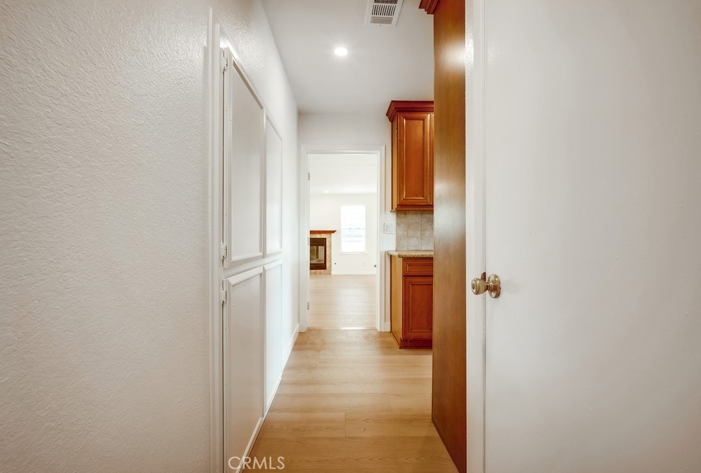 https://media.crmls.org/medias/b9f5e781-1962-4d24-bfdd-91bd7d3ab3ab.jpg?preset=X-Large