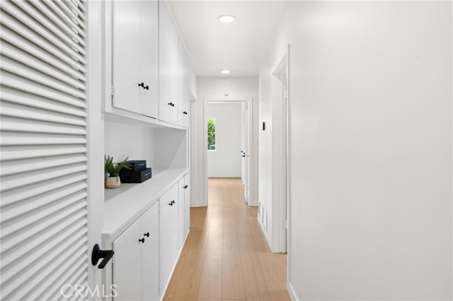 20217 Wells Drive, Woodland Hills CA: https://media.crmls.org/medias/b9f8c603-90fe-4572-9b71-eeac14f4fae4.jpg