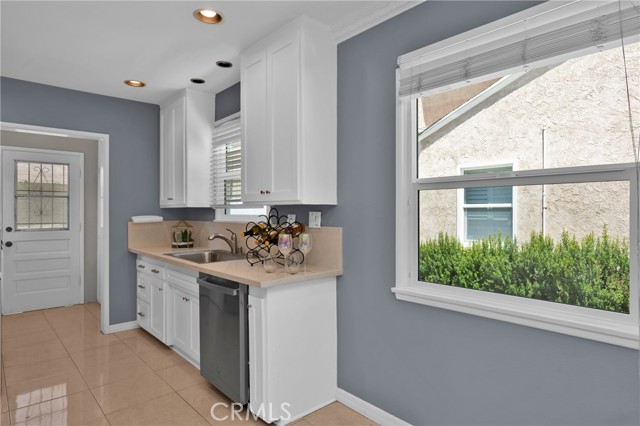Detail Gallery Image 10 of 28 For 6107 Del Amo Bld, Lakewood,  CA 90713 - 4 Beds | 3 Baths