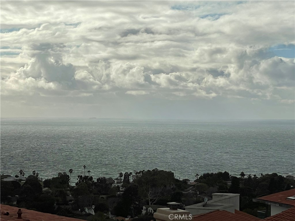 https://media.crmls.org/medias/b9fb6930-79c5-4bb7-a20e-94cde87f68dd.jpg?preset=X-Large