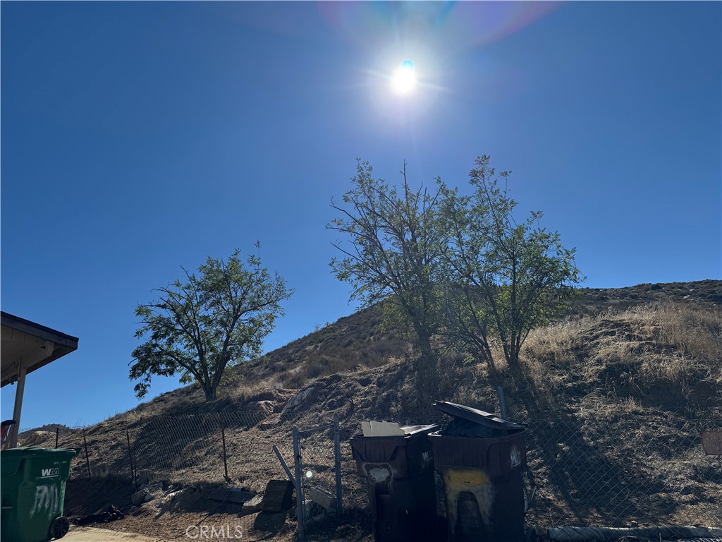https://media.crmls.org/medias/b9ff1aea-ae6f-4961-9c76-5167bd60b726.jpg?preset=X-Large