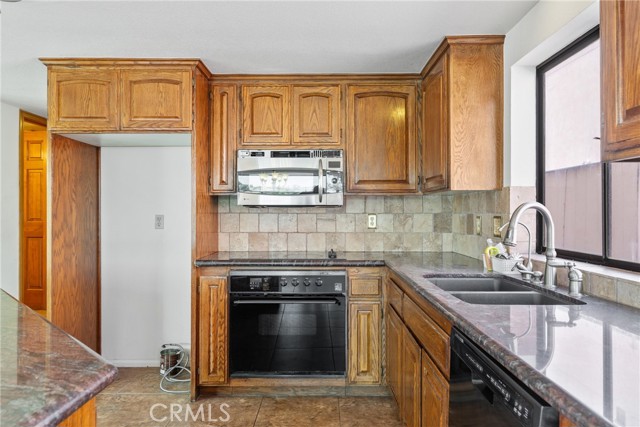 21998 Strawberry Lane, Canyon Lake CA: https://media.crmls.org/medias/ba00fabc-d04e-4db5-b2cf-04e2bfe61447.jpg