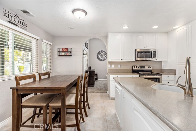 Detail Gallery Image 15 of 54 For 29172 Longhorn Dr, Canyon Lake,  CA 92587 - 4 Beds | 3 Baths