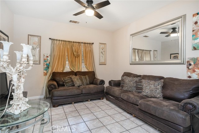 Detail Gallery Image 4 of 17 For 2520 N Liberty Ct, Visalia,  CA 93292 - 4 Beds | 2/1 Baths