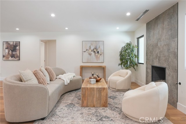 Detail Gallery Image 5 of 41 For 23240 Leonora Dr, Woodland Hills,  CA 91367 - 5 Beds | 5 Baths