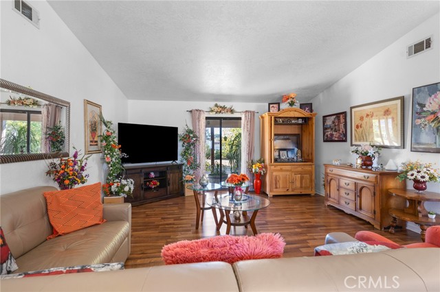 20071 Serrano, Apple Valley CA: https://media.crmls.org/medias/ba0915b4-b212-4746-bec7-f3cde74f71ee.jpg