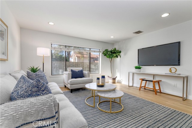 Detail Gallery Image 2 of 16 For 21602 Bedford Way, Saugus,  CA 91355 - 4 Beds | 2/1 Baths