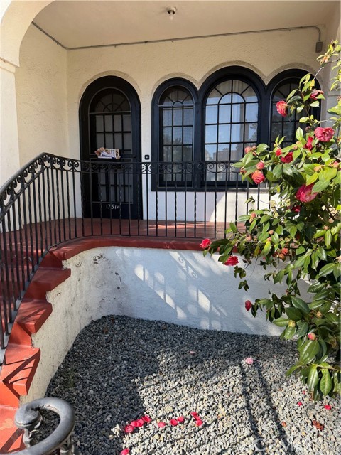 Detail Gallery Image 5 of 21 For 1731 Winona, Hollywood,  CA 90027 - 2 Beds | 1 Baths