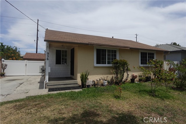 956 S Philadelphia Street, Anaheim CA: https://media.crmls.org/medias/ba1158d1-0a0c-4051-b96c-6ce074b64650.jpg