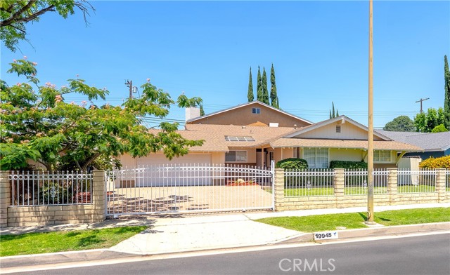 Detail Gallery Image 2 of 25 For 19945 Labrador St, Chatsworth,  CA 91311 - 5 Beds | 4 Baths