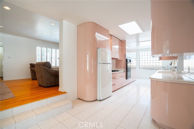 Detail Gallery Image 9 of 44 For 900 N California St, Burbank,  CA 91505 - 3 Beds | 2 Baths
