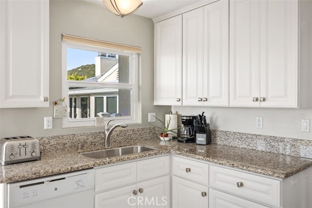 Detail Gallery Image 11 of 23 For 670 Thalia St, Laguna Beach,  CA 92651 - 2 Beds | 2 Baths