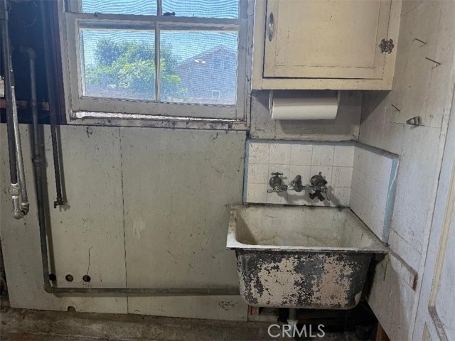 Detail Gallery Image 10 of 12 For 10623 Orr and Day Rd, Santa Fe Springs,  CA 90670 - 3 Beds | 1 Baths