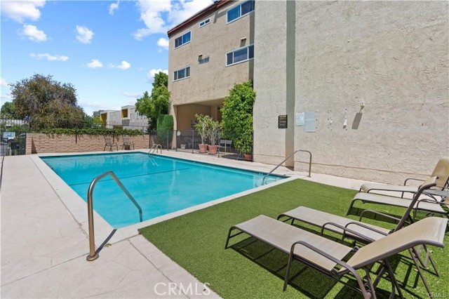 Detail Gallery Image 5 of 14 For 5412 Lindley Ave #108,  Encino,  CA 91316 - 3 Beds | 2 Baths