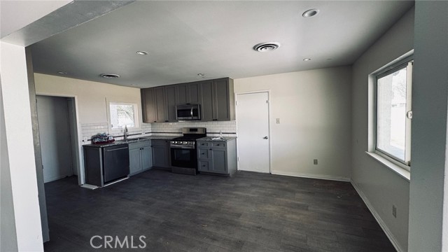 Detail Gallery Image 4 of 11 For 45208 17th, Lancaster,  CA 93534 - 3 Beds | 2 Baths