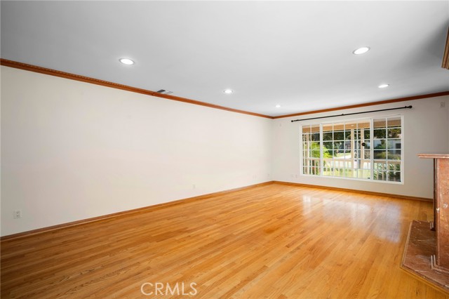 2225 East Glenoaks Boulevard photo 8