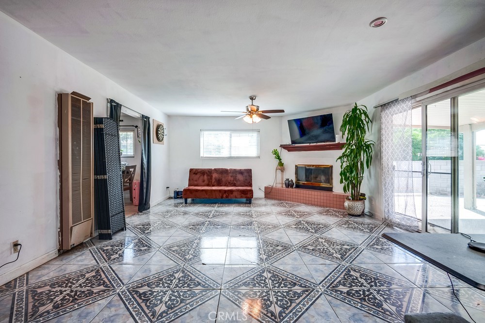 https://media.crmls.org/medias/ba26ae20-ffca-403b-a278-613709bf1a5b.jpg?preset=X-Large