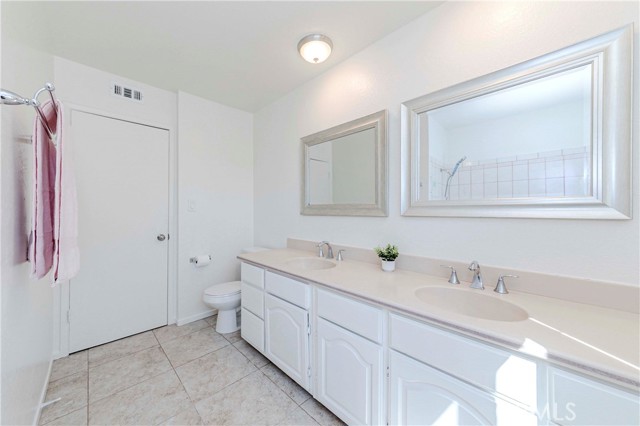 2401 El Portal Way, Oxnard CA: https://media.crmls.org/medias/ba2742cf-a86c-440b-89e0-6544e2a9181a.jpg