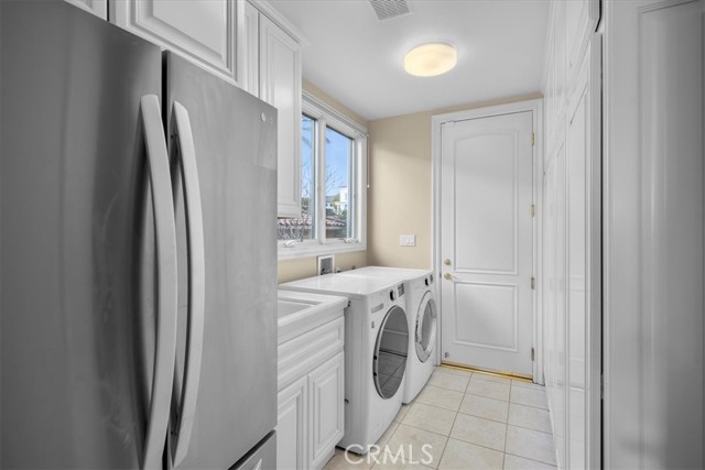 Laundry room off kitchen w/ access to garage