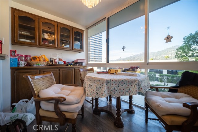 Detail Gallery Image 6 of 22 For 222 Monterey Rd #206,  Glendale,  CA 91206 - 3 Beds | 3 Baths