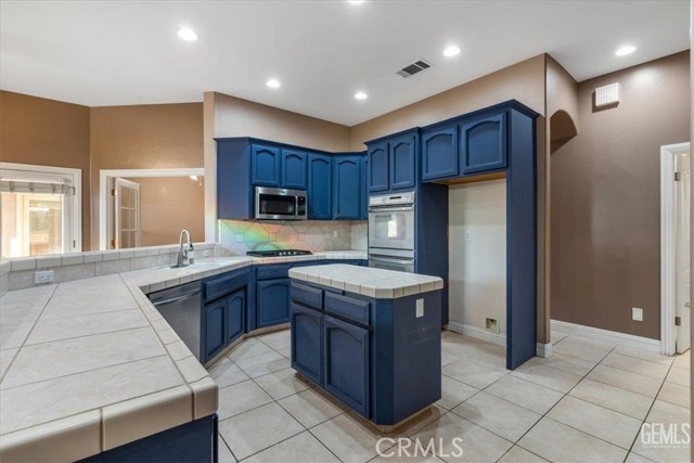 Detail Gallery Image 9 of 38 For 1933 Kellie Marie, Bakersfield,  CA 93314 - 5 Beds | 3 Baths