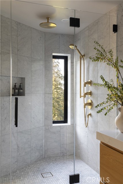 Detail Gallery Image 19 of 47 For 654 S Cumberland, Lake Arrowhead,  CA 92352 - 5 Beds | 5 Baths