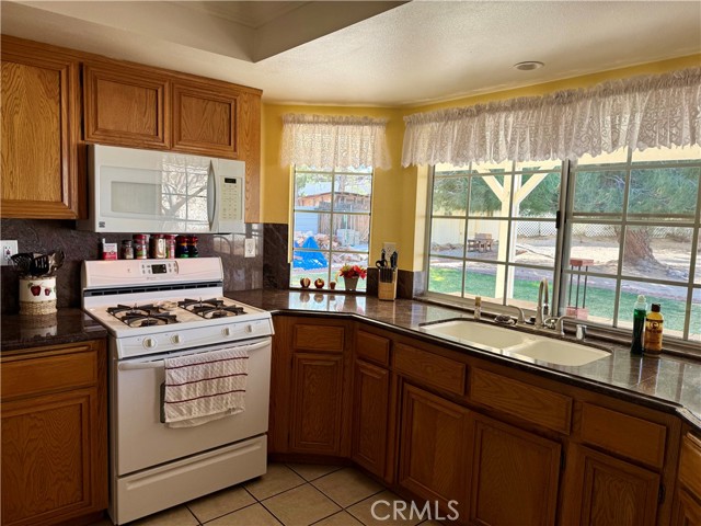 Detail Gallery Image 14 of 25 For 14372 Woodland Dr, Victorville,  CA 92395 - 3 Beds | 2 Baths