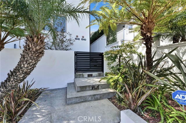 Detail Gallery Image 2 of 20 For 1542 Manhattan Beach Bld, Manhattan Beach,  CA 90266 - 4 Beds | 4 Baths