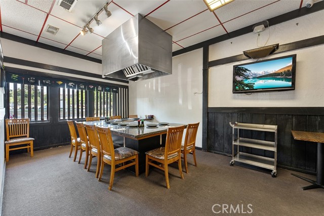 320 W Foothill Blvd, Upland CA: https://media.crmls.org/medias/ba352fdc-5e3a-448e-bc29-21c272f7e2fa.jpg