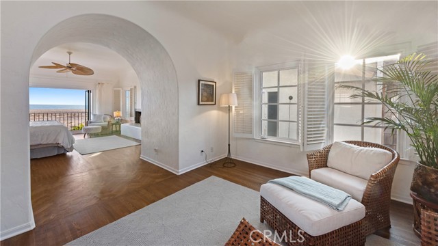 1305 E Balboa Boulevard, Newport Beach CA: https://media.crmls.org/medias/ba404196-9b17-491c-8fe6-6b1da0277017.jpg