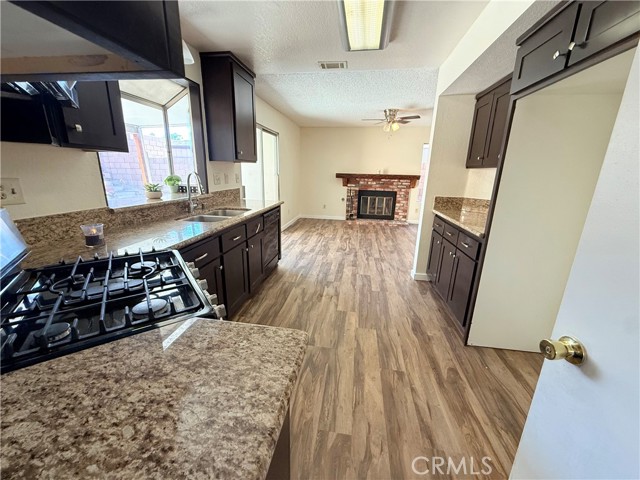 13735 Gemini Street, Victorville CA: https://media.crmls.org/medias/ba41f0eb-4761-45af-ba6a-1bf6f2248688.jpg