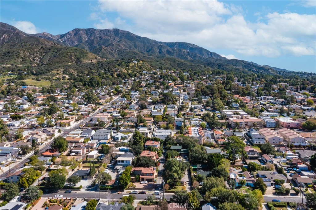 https://media.crmls.org/medias/ba4228e4-625f-4701-a704-67c8a881cace.jpg?preset=X-Large