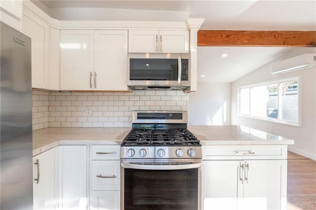 Detail Gallery Image 12 of 39 For 641 Cove, Costa Mesa,  CA 92627 - 4 Beds | 3 Baths