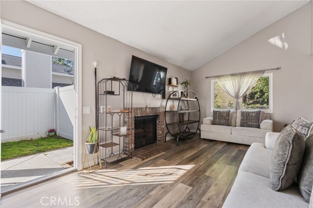 Detail Gallery Image 5 of 44 For 25259 Avenida Dorena, Newhall,  CA 91321 - 3 Beds | 2 Baths